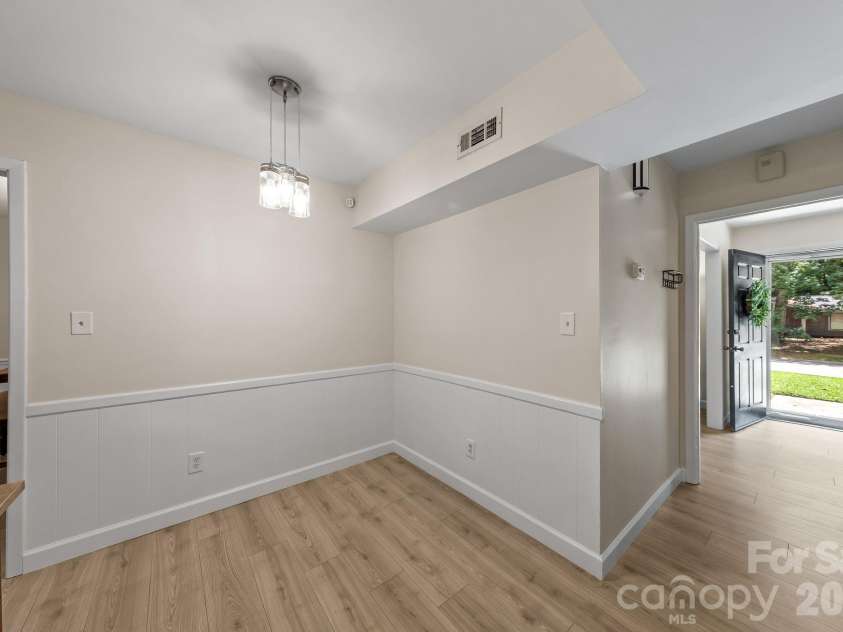 6435 Bridlewood Lane, Charlotte, NC 28215.  MLS# CAR4403504, YatesRealty ID 44399. Kitchen