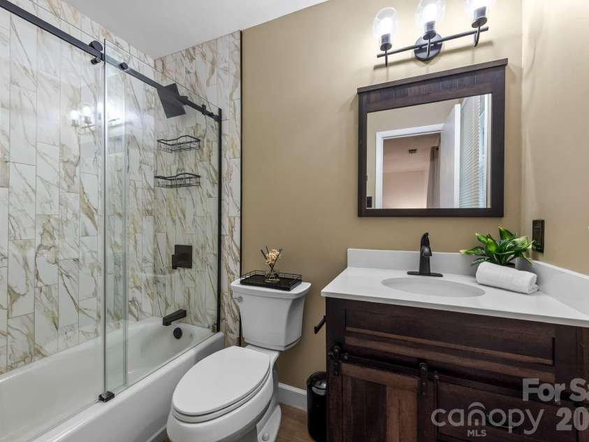 6435 Bridlewood Lane, Charlotte, NC 28215.  MLS# CAR4403504, YatesRealty ID 44399. Primary Bathroom