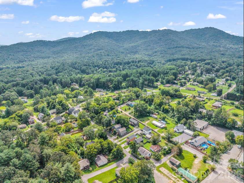 27 Busbee View Road, Asheville, NC 28803.  MLS# CAR4413713, YatesRealty ID 44403. 