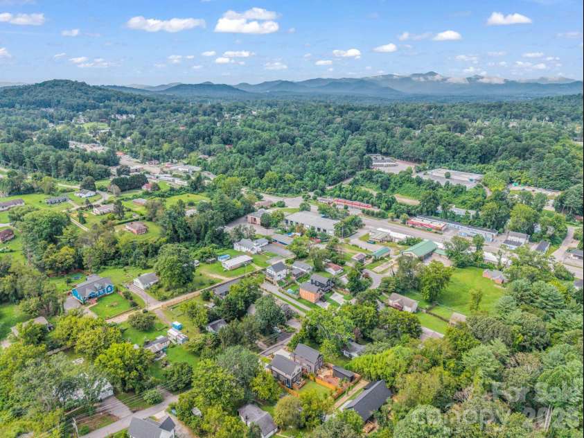 27 Busbee View Road, Asheville, NC 28803.  MLS# CAR4413713, YatesRealty ID 44403. 