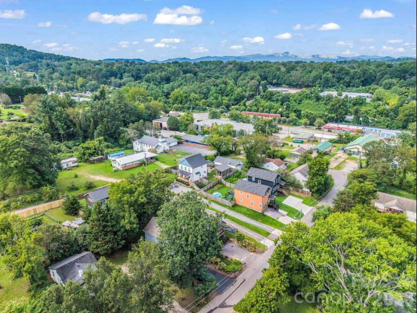 27 Busbee View Road, Asheville, NC 28803.  MLS# CAR4413713, YatesRealty ID 44403. 