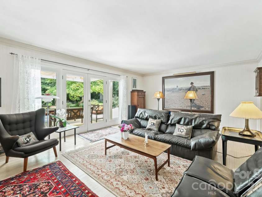 2601 Cloister Drive, Charlotte, NC 28211.  MLS# CAR4411673, YatesRealty ID 44408. 