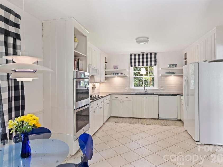 2601 Cloister Drive, Charlotte, NC 28211.  MLS# CAR4411673, YatesRealty ID 44408. 