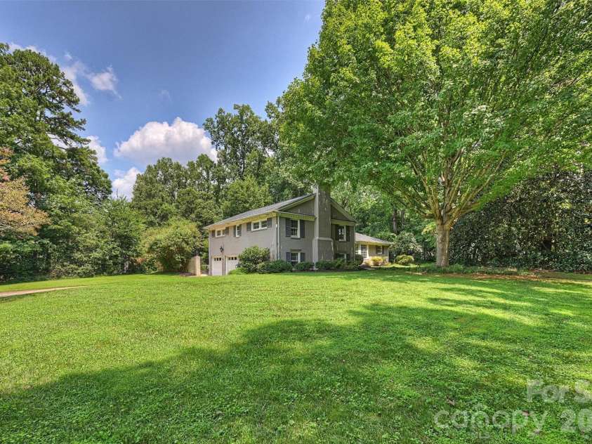 2601 Cloister Drive, Charlotte, NC 28211.  MLS# CAR4411673, YatesRealty ID 44408. 