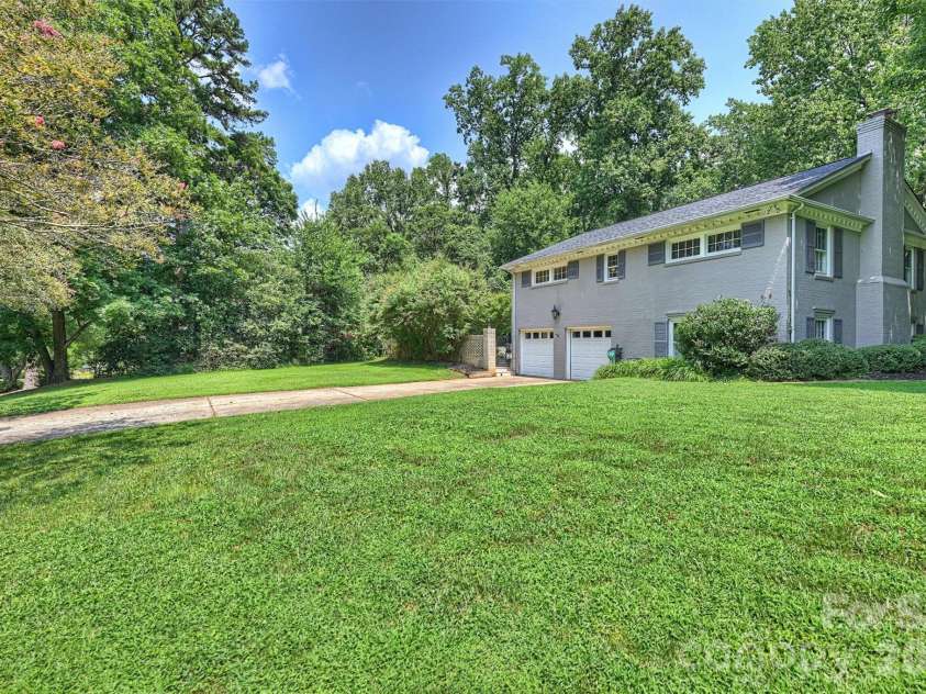 2601 Cloister Drive, Charlotte, NC 28211.  MLS# CAR4411673, YatesRealty ID 44408. 