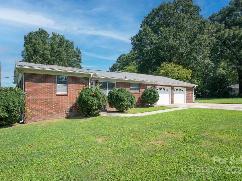 505 Rogers Lake Road, Kannapolis, NC 28083.  MLS# CAR4293354, YatesRealty ID 4441. 