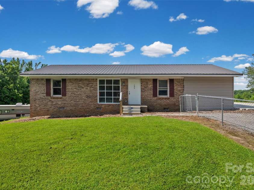 195 Moda Road, Blacksburg, SC 29702.  MLS# CAR4414000, YatesRealty ID 44413. 