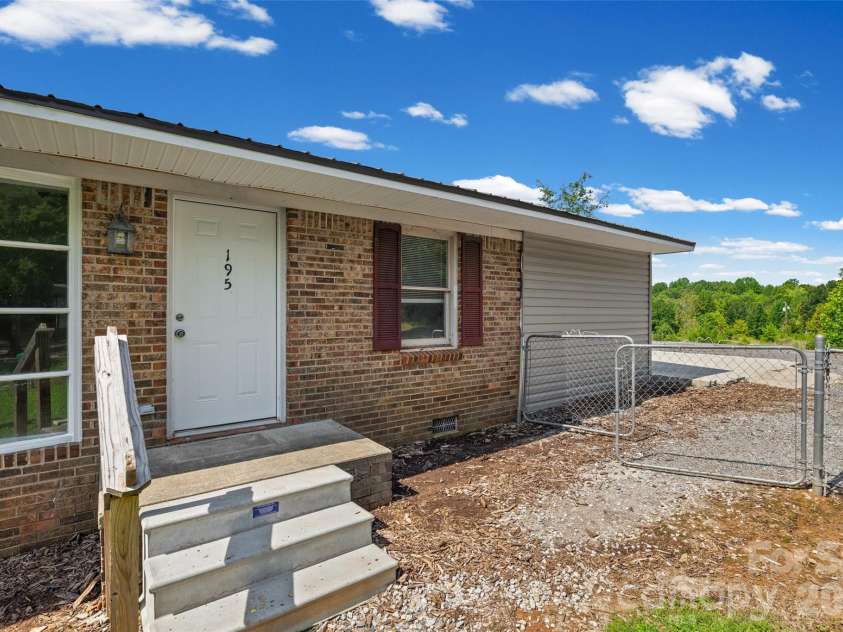 195 Moda Road, Blacksburg, SC 29702.  MLS# CAR4414000, YatesRealty ID 44413. 