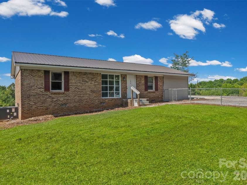 195 Moda Road, Blacksburg, SC 29702.  MLS# CAR4414000, YatesRealty ID 44413. 