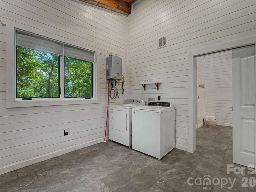 444 Look Out Point, Bryson City, NC 28713.  MLS# CAR4414827, YatesRealty ID 44420. 