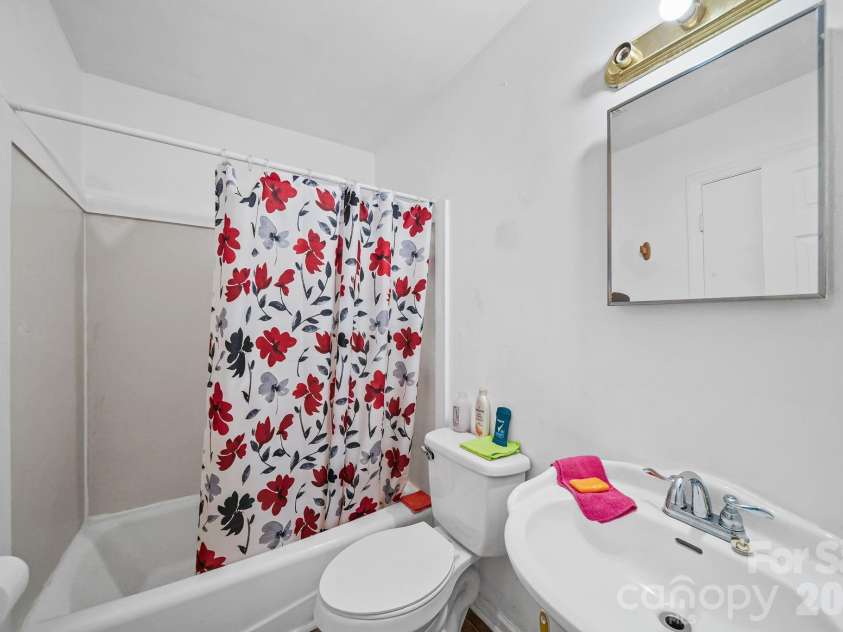 906 10th Avenue, Gastonia, NC 28054.  MLS# CAR4410520, YatesRealty ID 44423. 
