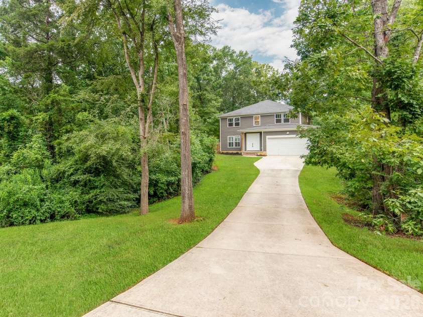 3021 Cresthill Drive, Charlotte, NC 28212.  MLS# CAR4413066, YatesRealty ID 44424. Set back approx. 100 ft.