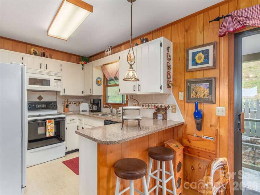 21 Flint Lane, Maggie Valley, NC 28751.  MLS# CAR4354413, YatesRealty ID 4443. Breakfast Bar in Kitchen
