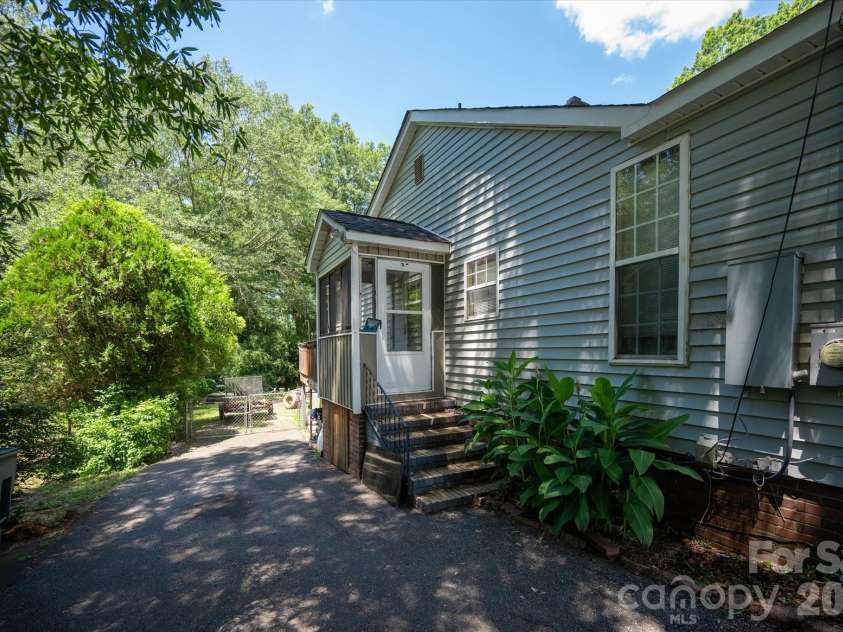 709 Weldon Street, Gastonia, NC 28052.  MLS# CAR4409472, YatesRealty ID 44433. 