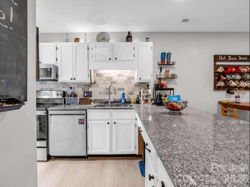 7 Woodlands Drive, Black Mountain, NC 28711.  MLS# CAR4413240, YatesRealty ID 44434. 