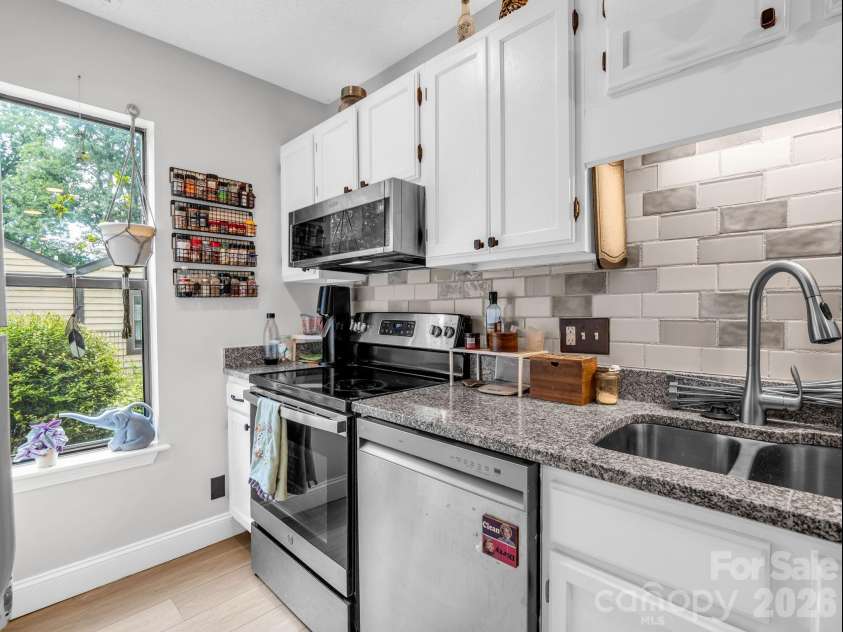 7 Woodlands Drive, Black Mountain, NC 28711.  MLS# CAR4413240, YatesRealty ID 44434. 