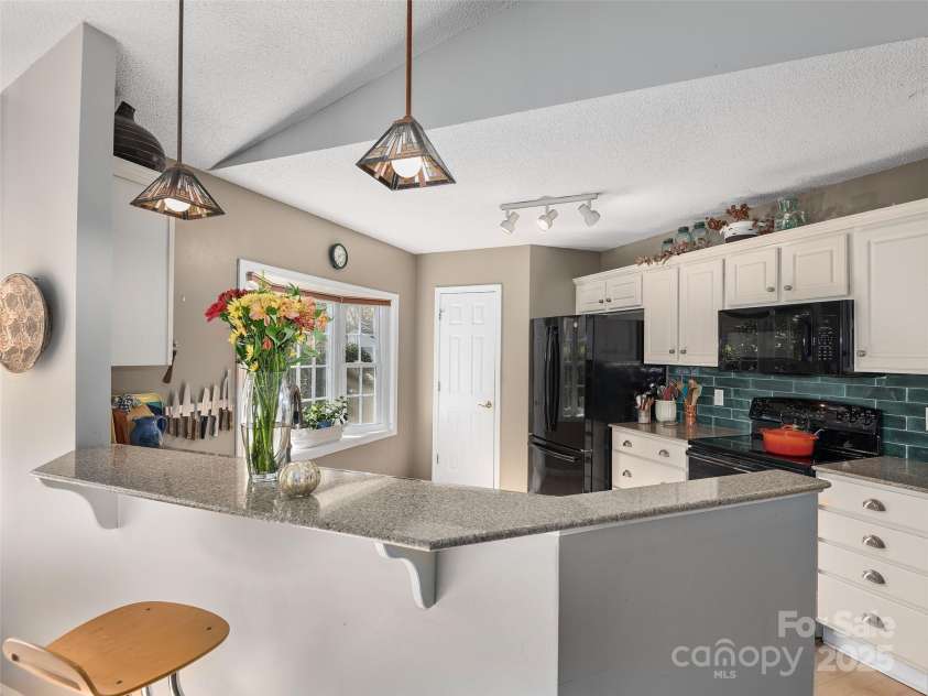 111 Wildwood Forest Lane, Mills River, NC 28759.  MLS# CAR4317593, YatesRealty ID 44435. Breakfast bar