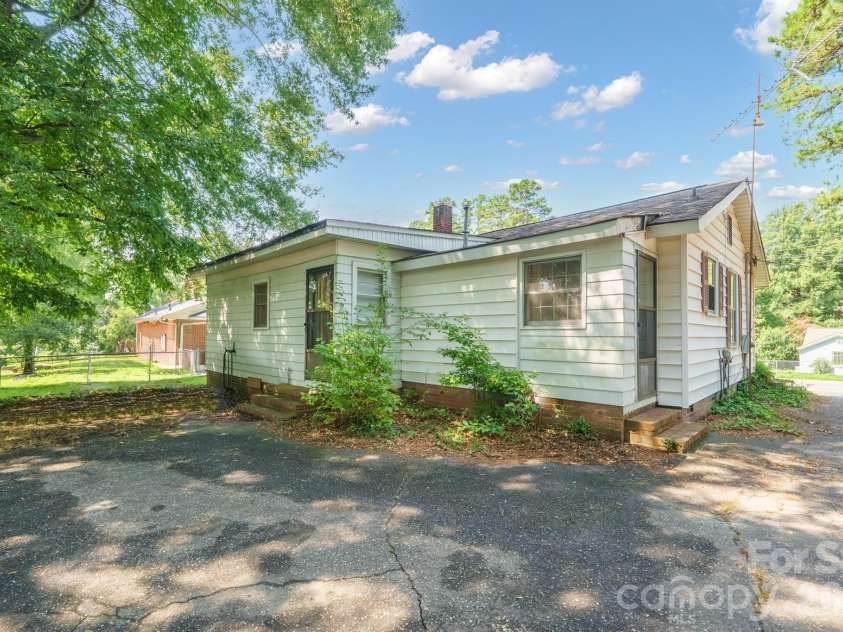 320 Myrtle School Road, Gastonia, NC 28052.  MLS# CAR4414405, YatesRealty ID 44438. 