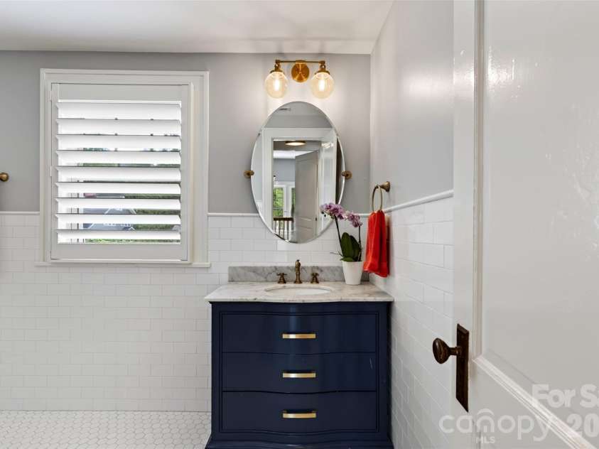 55 Edgemont Road, Asheville, NC 28801.  MLS# CAR4412693, YatesRealty ID 44449. Upper level primary bathroom