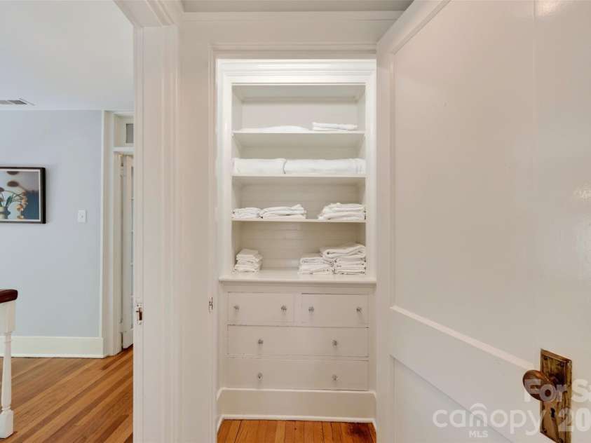 55 Edgemont Road, Asheville, NC 28801.  MLS# CAR4412693, YatesRealty ID 44449. Upper level primary bedroom built in linen closet
