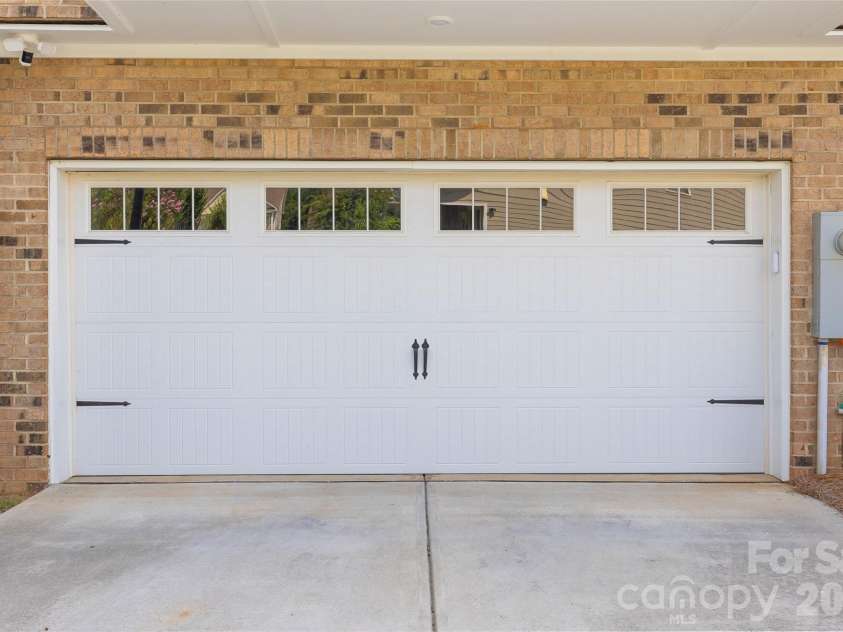 11645 Red Rust Lane, Charlotte, NC 28277.  MLS# CAR4409968, YatesRealty ID 44452. @ Car Garage