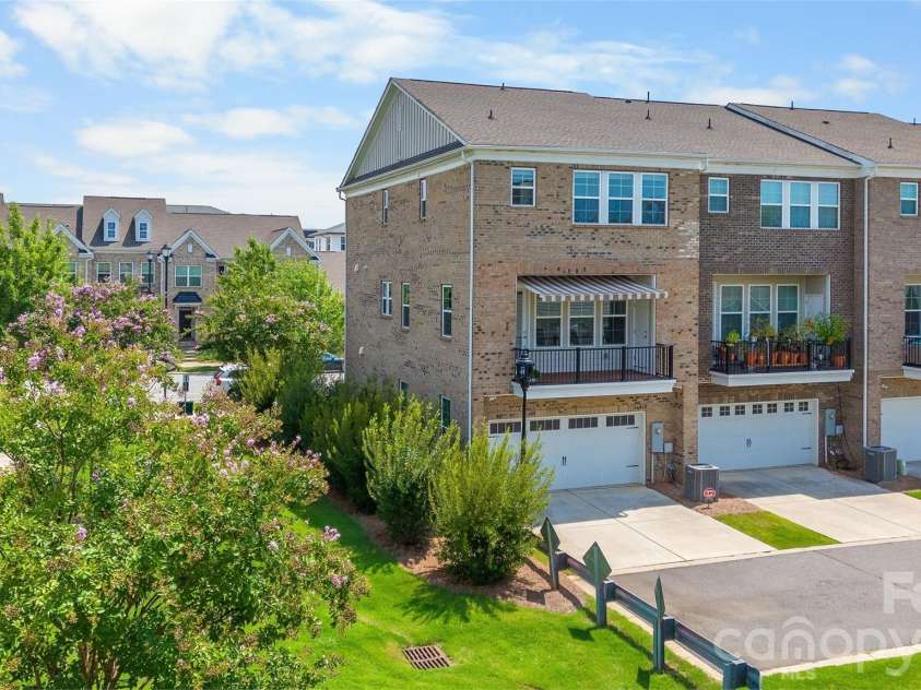 11645 Red Rust Lane, Charlotte, NC 28277.  MLS# CAR4409968, YatesRealty ID 44452. End Unit