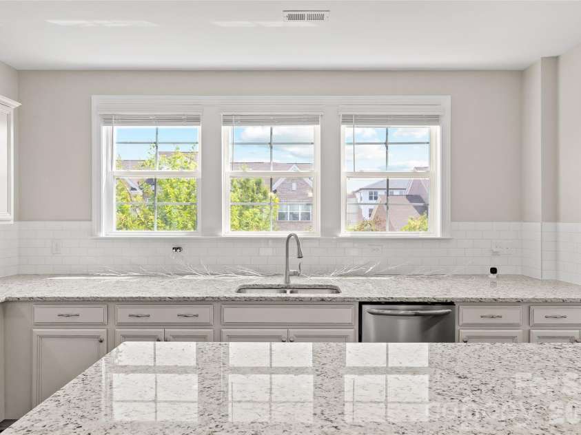 11645 Red Rust Lane, Charlotte, NC 28277.  MLS# CAR4409968, YatesRealty ID 44452. Granite Counter Tops