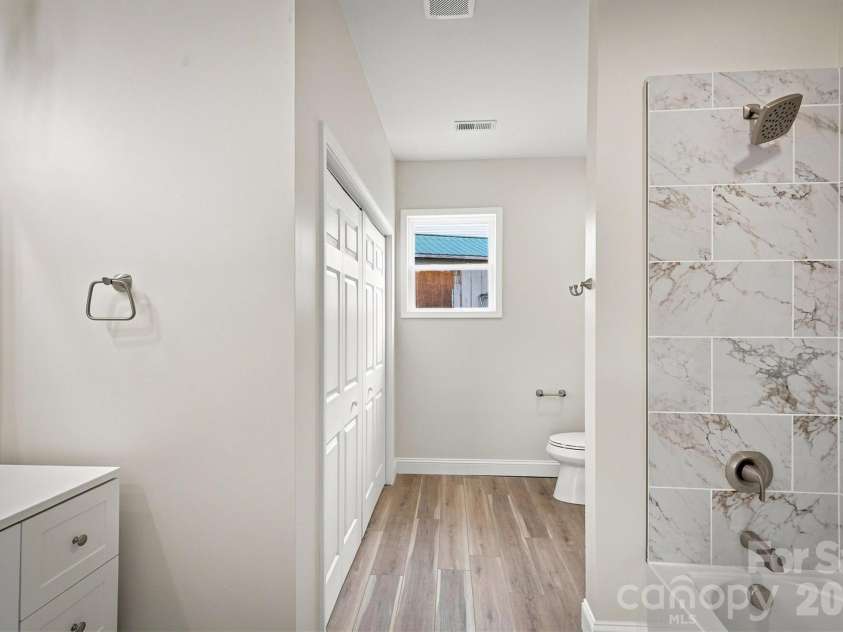 100 Gardner Street, Hickory, NC 28601.  MLS# CAR4414739, YatesRealty ID 44454. Bathroom