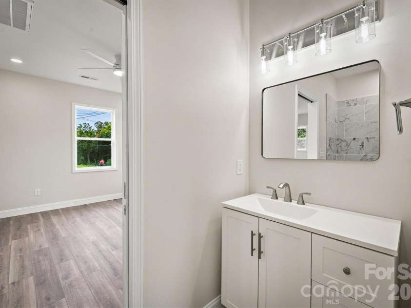100 Gardner Street, Hickory, NC 28601.  MLS# CAR4414739, YatesRealty ID 44454. Bathroom