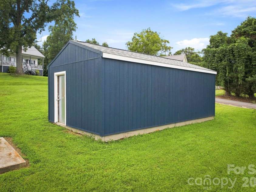100 Gardner Street, Hickory, NC 28601.  MLS# CAR4414739, YatesRealty ID 44454. Detached Garage