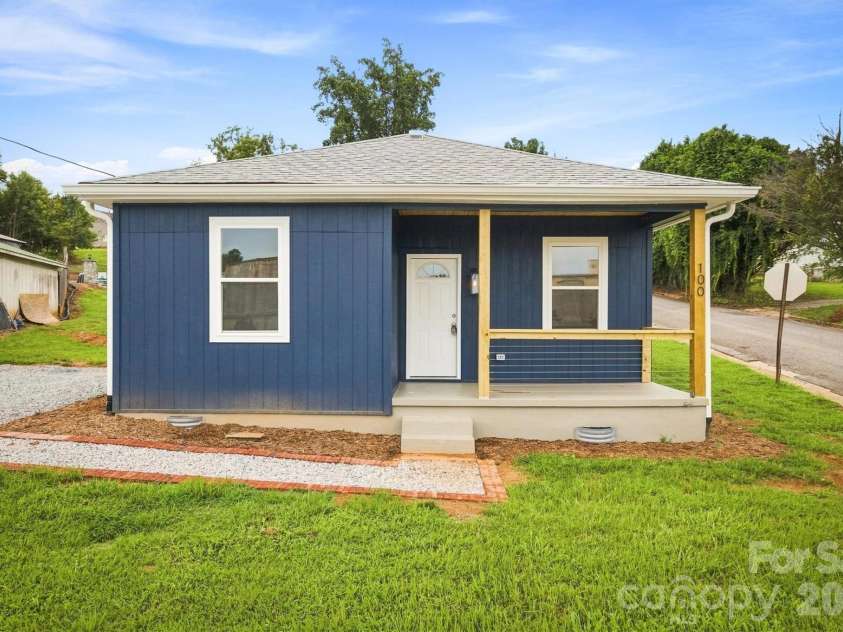 100 Gardner Street, Hickory, NC 28601.  MLS# CAR4414739, YatesRealty ID 44454. Front of Home