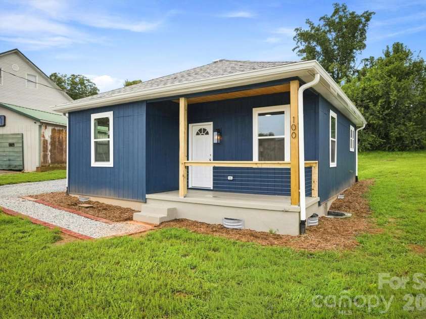 100 Gardner Street, Hickory, NC 28601.  MLS# CAR4414739, YatesRealty ID 44454. Front of home