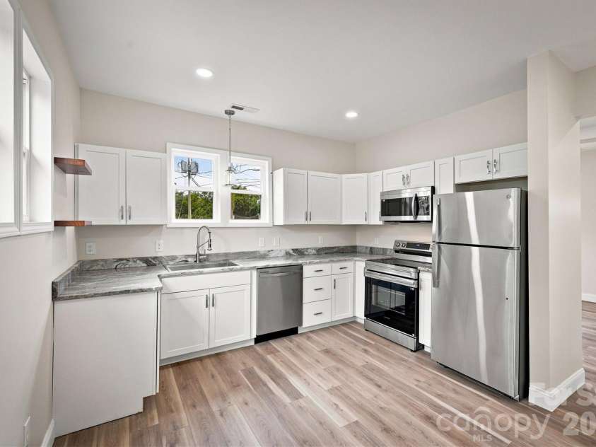 100 Gardner Street, Hickory, NC 28601.  MLS# CAR4414739, YatesRealty ID 44454. Kitchen