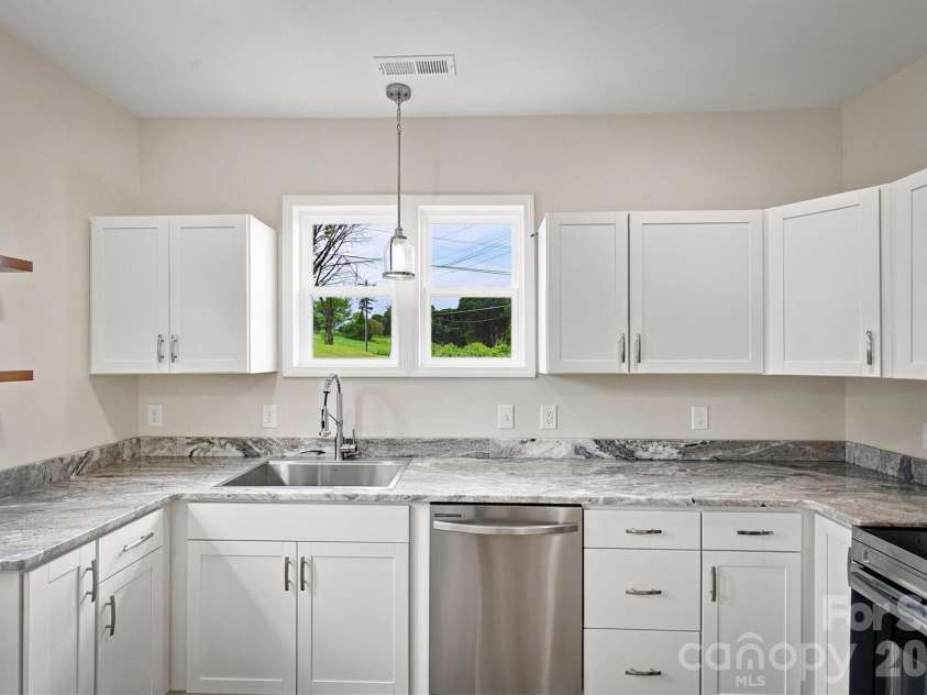 100 Gardner Street, Hickory, NC 28601.  MLS# CAR4414739, YatesRealty ID 44454. Kitchen
