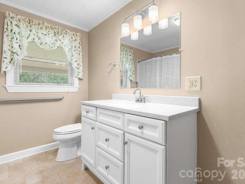 4370 Dynasty Lane, Hudson, NC 28638.  MLS# CAR4413469, YatesRealty ID 44456. Full Bath