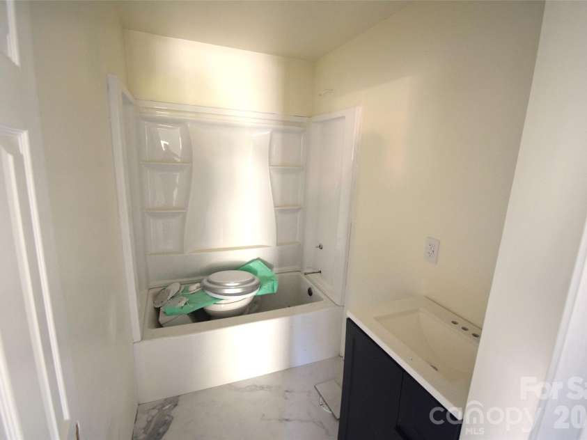 2546 Amber Crest Drive, Gastonia, NC 28052.  MLS# CAR4358400, YatesRealty ID 4446. Bathroom 1