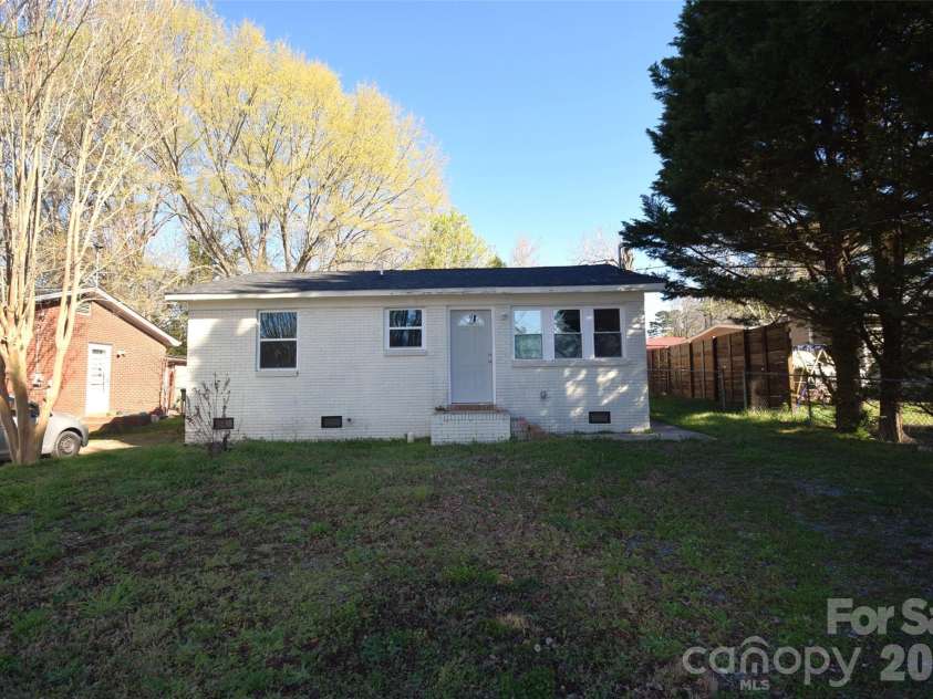 2546 Amber Crest Drive, Gastonia, NC 28052.  MLS# CAR4358400, YatesRealty ID 4446. Front of home