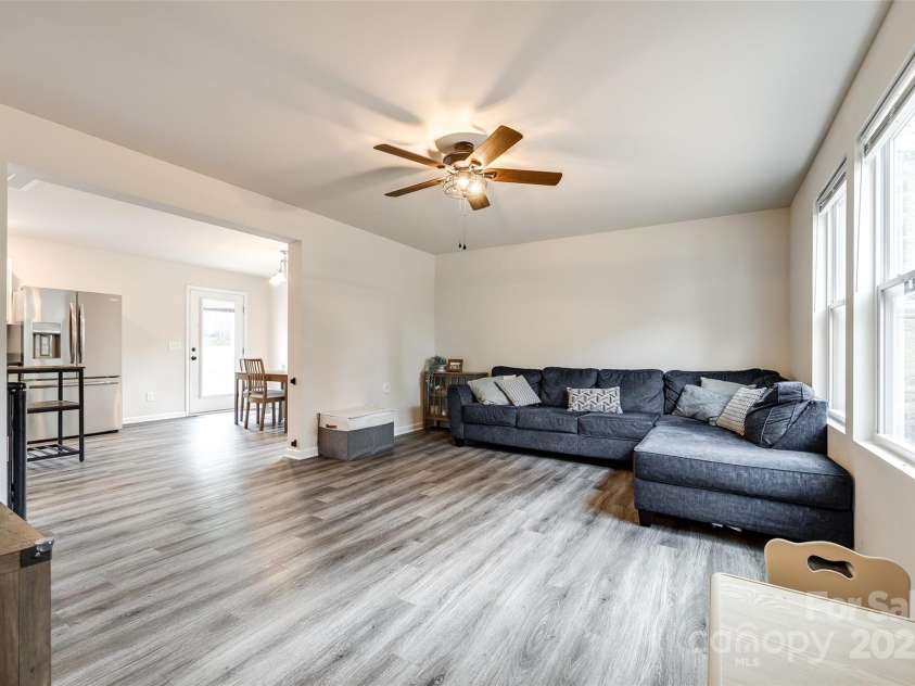 415 Kickapoo Avenue, Gastonia, NC 28056.  MLS# CAR4263401, YatesRealty ID 4446. Living room