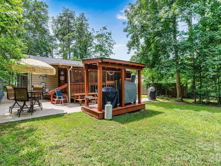 7697 Katherine Drive, Denver, NC 28037.  MLS# CAR4414395, YatesRealty ID 44462. Backyard landscape