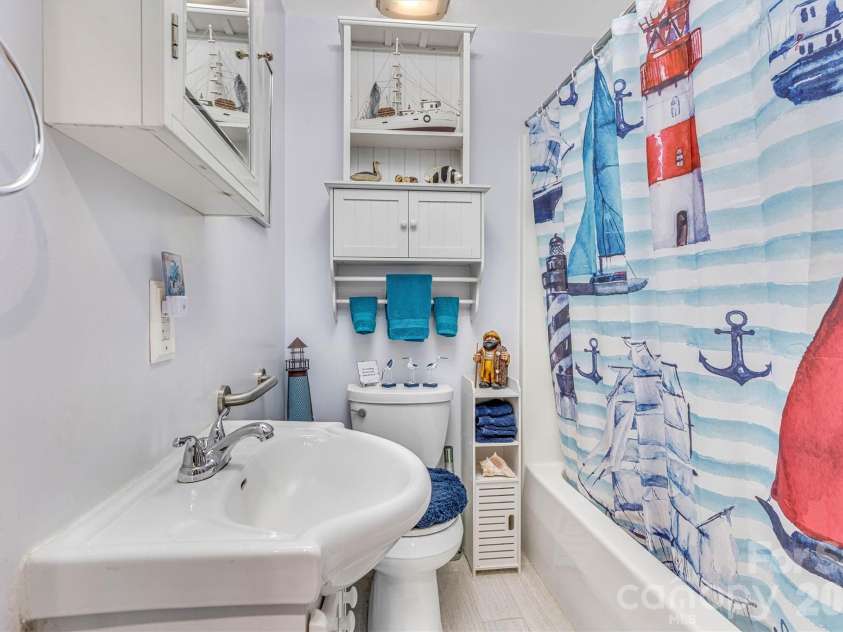 7697 Katherine Drive, Denver, NC 28037.  MLS# CAR4414395, YatesRealty ID 44462. Bathroom