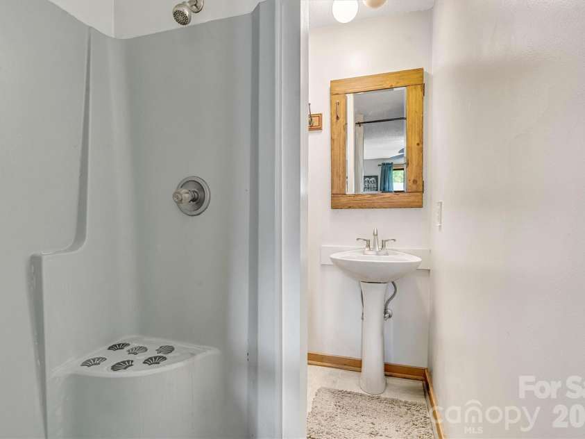 7697 Katherine Drive, Denver, NC 28037.  MLS# CAR4414395, YatesRealty ID 44462. Full Bathroom 1