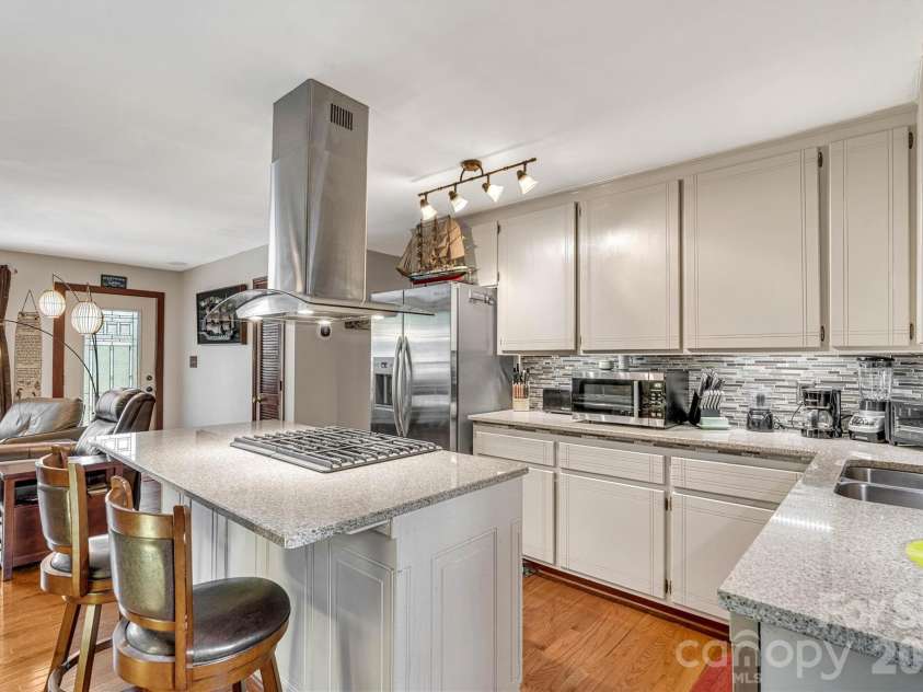 7697 Katherine Drive, Denver, NC 28037.  MLS# CAR4414395, YatesRealty ID 44462. Kitchen counter