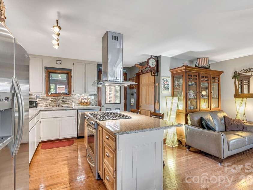 7697 Katherine Drive, Denver, NC 28037.  MLS# CAR4414395, YatesRealty ID 44462. Open kitchen