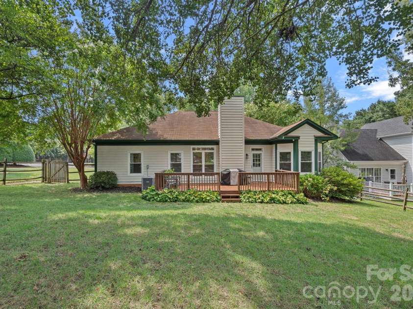9413 Twin Trail Drive, Huntersville, NC 28078.  MLS# CAR4412850, YatesRealty ID 44465. 