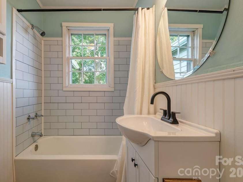 4 La Rue Street, Asheville, NC 28806.  MLS# CAR4414587, YatesRealty ID 44467. Full Bath