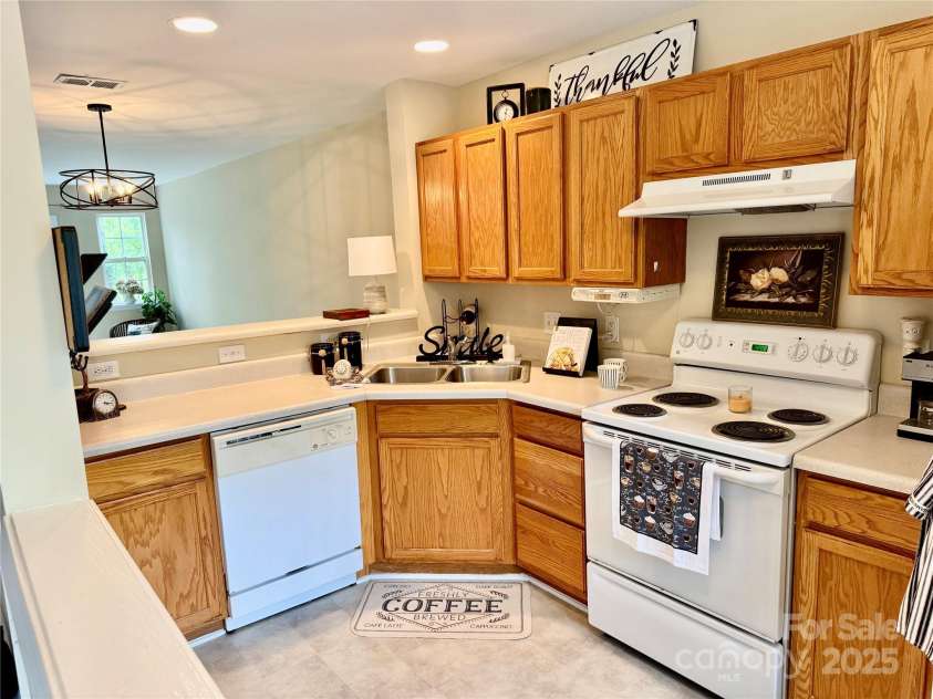 331 Wilkes Place Drive, Fort Mill, SC 29715.  MLS# CAR4227425, YatesRealty ID 4447. Kitchen