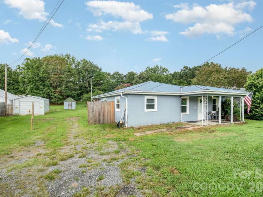 3948 Main Avenue Drive, Hickory, NC 28601.  MLS# CAR4293937, YatesRealty ID 4447. 