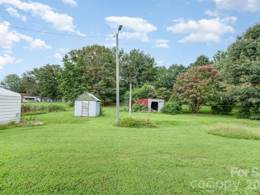 3948 Main Avenue Drive, Hickory, NC 28601.  MLS# CAR4293937, YatesRealty ID 4447. 
