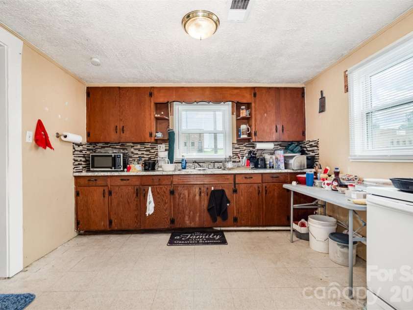 3948 Main Avenue Drive, Hickory, NC 28601.  MLS# CAR4293937, YatesRealty ID 4447. 