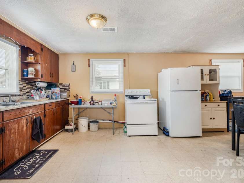 3948 Main Avenue Drive, Hickory, NC 28601.  MLS# CAR4293937, YatesRealty ID 4447. 